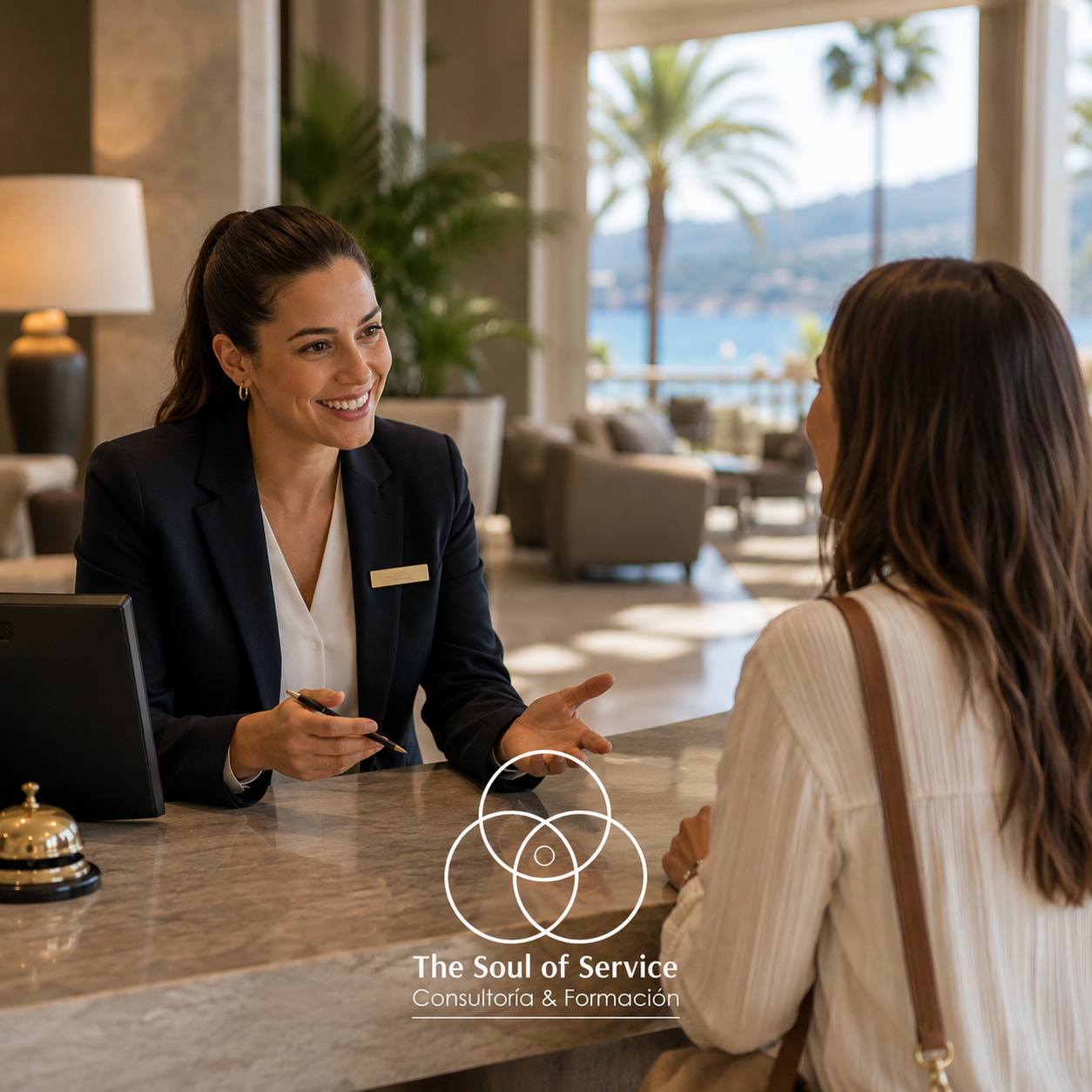 Guest Experience Manager atendiendo a una huésped durante un proceso de service recovery hotelero